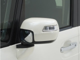 ◆ドアミラーウインカー◆ドアミラーにウインカーを装備しています。対向車に自身の進行方向を合図し安全に運転できます。