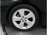 アルミホイールは、軽量なので凹凸な路面を走行した時などの突き上げを軽減、またクルマの運動性能も向上し、ブレーキを多用する走行時にもブレーキの発熱を抑え、安定したブレーキ性能を発揮します。