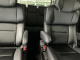 車外に出なくても運転席から3列目シートまで移動が可能です。子育てや荷物が多いときなど利便性が高いです