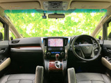 運転席まわりは前方の視界が広く、落ち着いて周囲を確認しやすい空間です。シートや操作部が見渡しやすくまとまり、日々の移動から長時間の乗車まで心地よく過ごせます。