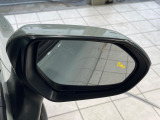 【ブラインドスポットモニター】走行中、ドアミラーの死角になりやすい箇所に後続車が接近するとサイドミラーのレンズに警告を表示!ドライバーに注意喚起をしてくれます。