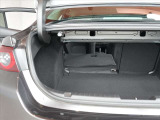 フラットで奥行きも有り使い易いMAZDA3のトランクスペースです。使用感も薄く綺麗で清潔なトランクは好感が持てます。また、リヤシートの背もたれが6:4分割で倒せますので、長尺物も積み込み可能です★☆★☆