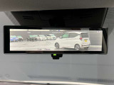 車両後方のカメラ映像をミラー面に投影します。社内の状況や天候に左右されずいつでもクリアな後方視界が得られます。