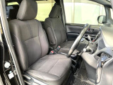 運転席まわりには十分なスペースがあり、大柄な方でもゆったり運転していただける環境です。