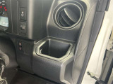 ドリンクホルダー、ちょっとした物も置けるので、便利ですね。