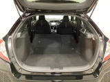 リアシートの背もたれを前方に倒して荷室を広げられますので、長いお荷物も積むことができます。背もたれは6:4の割合で分割して可倒できます。