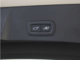 テールゲートには、スイッチ一つで開閉可能な電動開閉機能を装備。また、リアバンパーの下で足を動かすだけで開閉できる、ハンズフリー・オープニング/クロージング機構も搭載しています。