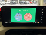 停車中にテレビ番組などの映像を視聴できる画面を備えています。内容が見やすく表示されるので、休憩時間に車内で映像を楽しみたい場面にも便利。画面から確認しやすい装備です。