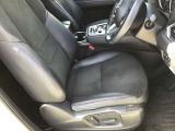 マツダ車のシートは人間工学に基づき設計されています。人の骨盤を支える様にシート内部の素材を研究し開発されていますのでロングドライブでも疲労を感じにくいのが特徴です☆
