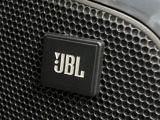 【JBLサウンドシステム】メーカーオプションの高品位サウンドシステムを搭載。専用のチューニングが施された大小様々なスピーカーから良質なサウンドが奏でられ、臨場感あふれる音響空間を演出します。