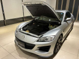 ボンネットを開けて眺めるRX-8の前姿。普段とは違う角度から車の構成を確かめ、愛車への理解を深められます。日常の確認箇所や操作の手順も、購入前に実車を使いながらスタッフがご案内します。