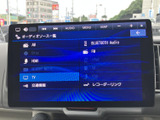 オーディオソースが一覧で表示され、AMやFM、Bluetooth Audioなどから選べる画面です。項目を見比べて音源を選びやすく、日々の移動時間に好みの音楽やラジオを楽しめます。