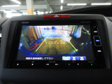 バックカメラの画像です。ガイドラインがスムースな車庫入れをサポートいたします。車庫入れの安心感がアップしますね。