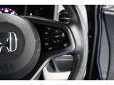 Hondaセンシングの機能のひとつ、アダプティブクルーズコントロール付!アクセルから足を離しても設定したスピードと前車との車間を保ち走行してくれます!車線維持もアシスト☆高速道路で疲労軽減ですね☆