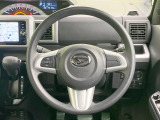 インテリアに合わせたデザインのステアリングは、運転される方のことも考え、運転しやすい形状、大きさです。是非一度、実際に触ってお確かめください。