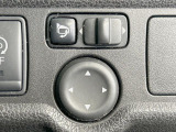 【電動格納ミラー】サイドミラーは電動格納式となっており、狭い駐車場でもキズがつくリスクを抑えられます。