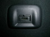 また、USB電源も付いていますので、後部座席に座っている方も、スマートフォンなど充電できます♪