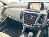 【メーカー純正ナビ】インテリアに溶け込むスタイリッシュな「専用設計」メーカーナビを装備♪視認性や操作性など基本性能にも優れ、より上質なカーライフをお楽しみいただけます。