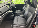 前席は座面にゆとりがあり、運転席から前方を見渡しやすいレイアウトです。助手席との距離感にも余裕があり、落ち着いた室内で日々の移動を快適にお楽しみいただけます。
