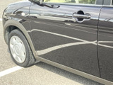 前席側のドアハンドルは外側から見つけやすい位置にあり、乗車時も手を伸ばしやすい配置です。フェンダーから続くラインが、側面にまとまりを添えています。