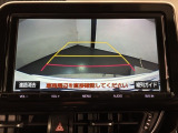 リバースギアに入れるだけで後方の表示へ切り替わります。夜間や雨の日の駐車も楽になりますよ。