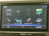 ラジオやテレビ、ディスクなど複数の音源が画面に並び、使いたい項目を選びやすい構成です。音楽や番組を楽しみたい場面に合わせて選択でき、日々の移動時間を自分好みに過ごせます。