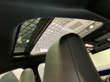 パノラミックルーフで明るい車内と開放感あるドライブをお楽しみいただけます。