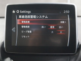 車線逸脱警報システムは、走行中にカメラで車線を検知して、自車が車線から逸脱する可能性があると判断した場合に、警報によりドライバーに通知します。
