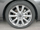 マツダ純正215/55R18インチアルミホイール付きで見た目もグッド!