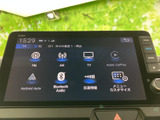 FM・AMラジオやテレビ、スマートフォン連携など、選べる音源を画面に一覧表示。アイコンと文字で内容を確認しやすく、気分やシーンに合わせて切り替えられます。