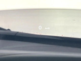 ●ヘッドアップディスプレイ:現在の速度や走行情報をデジタル表示で運転席前方のガラスに投影!運転中、視線をずらさず必要な情報を確認できるのでとっても便利で安心!