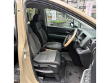 運転席シートは使用感も比較的少なく、破れや大きなヘタリはございません。清掃済みで気持ちよくお乗りいただけます。