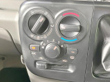 寒い冬も暑い夏も全席に快適な空調を届けてくれる、ダイヤル式エアコンを装備♪