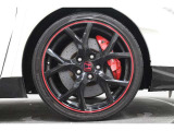 純正のアルミホイールが足元を飾ります!タイヤサイズは235/35ZR19になります。