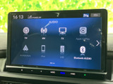 FMやAM、テレビ、スマートフォン連携など複数の音源を画面から選択できます。使いたいメニューがアイコンで並ぶため見分けやすく、普段の移動時間をより便利に楽しめます。