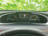 速度や燃料残量などをメーター内で確認でき、中央の表示画面には車両情報も表示されます。必要な情報を運転席からひと目で確かめやすく、日常の運転をサポートする装備です。