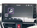 音楽再生の画面には再生や曲送りなどのアイコンが並び、表示を見ながら使いやすい構成です。Bluetoothの表示も確認でき、毎日の移動で音楽を楽しめます。