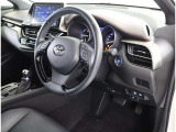 高いホールド性で運転姿勢が安定します。長距離ドライブでも疲れにくいのが魅力です。快適なドライビングライフをお送りください♪