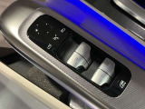 運転席ドアトリムには窓の一括コントローラーと電動ドアミラーのコントローラーが装備。