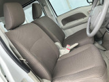 運転席と助手席が並ぶ前席は、落ち着いた色合いのシートで統一されています。窓からの視界も広く、乗り降りの際にも室内の様子を把握しやすい、すっきりとした空間です。