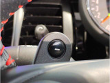 MINIの内装はとにかく『円』に拘ったデザインコンセプトが一目で伝わってきます。これほど円形に拘った車は他に御座いません。伝統のデザイン、トグルスイッチなど遊び心のある内装で御座います。