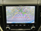 後方の様子を画面で確認でき、駐車時の安全確認をサポートします。ガイドラインも表示されるため、車庫入れや狭い場所での取り回しに役立つ、日常で頼りになる装備です。
