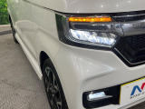 【LEDヘッドライト】悪天候や夜間走行時も良好な視界を確保し安心して運転できる高輝度LEDヘッドライトを装備!点灯速度が早く、消費電力も抑えられています。