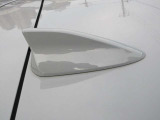 ルーフ後端にシャークフィンアンテナを装備。すっきりとしたフォルムが車両全体のデザイン性を高め、スポーティで引き締まった印象を演出します。