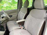 運転席と助手席が並ぶ前席は、明るい色合いで車内全体に統一感があります。窓からの見通しもよく、乗員それぞれの座る位置や足元の様子を確認しやすい空間です。