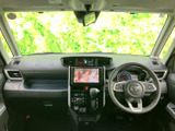 運転席から前方を見渡しやすい視界と、左右に広がるダッシュボードが落ち着いた運転環境を演出します。前席まわりはすっきりまとまり、同乗者もゆったり過ごしやすい空間です。