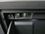 ETCユニットがグローブBOX内に収まっています。