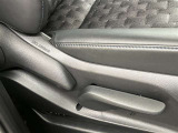運転席シートはリクライニング機能に加えて上下にも調整可能です!