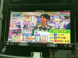 テレビ番組を表示できる画面を備え、停車中のひとときに映像を視聴してお過ごしいただけます。車内で気分転換したい場面にも便利な装備で、画面の表示内容も確認できます。
