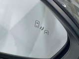 【ブラインドスポットモニター】走行中、ドアミラーの死角になりやすい箇所に後続車が接近するとサイドミラーのレンズに警告を表示!ドライバーに注意喚起をしてくれます。